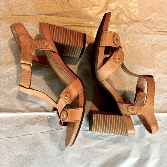 Clarks open-toed 3 1/2” heel shoes, Size 8 - Picture 3 of 13